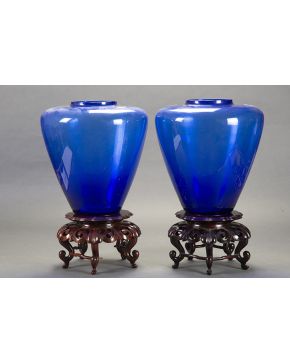 1325-Pareja de jarrones de moderno diseño en vidrio azul cobalto. años 70.