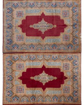 1248-Pareja de alfombras persas en lana Kerman sobre campo granate.