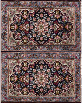 646-Pareja de alfombras persas en lana Kerman sobre campo azul marino.