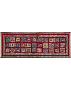 569-Alfombra-kilim de pasillo en lana de campo granate con motivos de ventana en los que aparecen animales esquematizados.