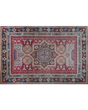 681-Antigua alfombra persa YAZD. de la afamada fábrica Ahmadi. con numeración de producción (579). Con firma y marcas. Tintes naturales. fondo granate y d