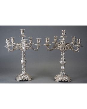 610-Gran pareja de candelabros de seis luces en plata española punzonada. ley 925 con marcas de Montejo. Decoración de tornapuntas. flores y motivos veget