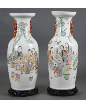 535-Pareja de jarrones en porcelana China. s. XIX.