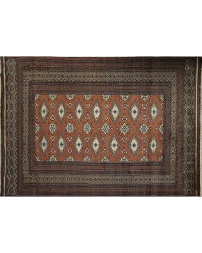 866-Alfombra afgana en lana. con múltiples cenefas. Fondo marróny dibujos geométricos en el campo. Colores complementarios: crema y turquesa.