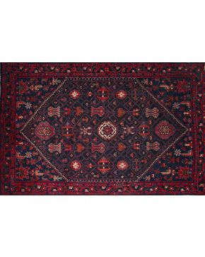 886-Alfombra persa en lana. con motivos geométricos y esquemáticos en rojo. azul marino y verde.