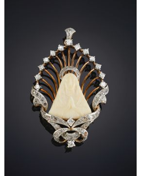 56-MEDALLA VIRGEN ORANTE TALLADA SOBRE MARFIL CON BONITA MONTURA CALADA DE PAVÉ DE CHISPITAS DE BRILLANTES Y ORLA DE BRILLANTES DE MAYOR TAMAÑO. Montur