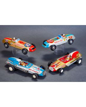 1176-Lote de cuatro coches de carreras de juguete japoneses. c. 1950: Jet Racer 31. Jet Racer 29. Silver Jet 17 y Golden Jet 10. Longuitud: 26 cm. 