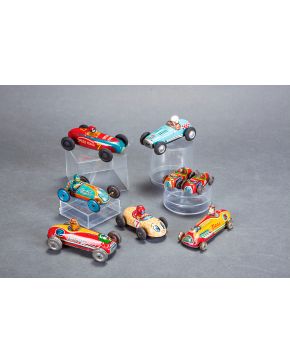1181-Lote de siete coches de carreras de juguete en miniatura. en su mayoría japoneses. década 1950-60: Bear 3.Comet 9.Speed King.Lion 7.Peanut Ra