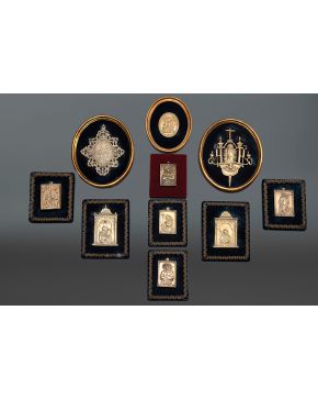 806-Lote diez portapaces. placas devocionales etc...  en bronce dorado. Trabajo español. alemán e italiano. s. XVI-XVII. 