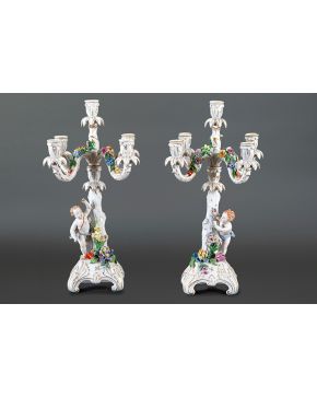679-Pareja de candelabros de 5 luces convertibles en candeleros en porcelana esmaltada de Dresden. Principios del s. XX.