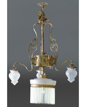 440-Lámpara de techo. c. 1930 en metal dorado con detalles en cristal.