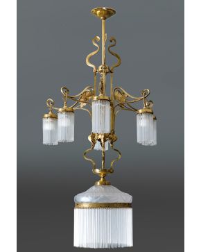 432-Lámpara de techo. Art Noveau en metal dorado con detalles en cristal.