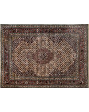 423-Importante alfombra persa FERAHAN en lana con campo beige y cenefa y rosetón central en color marrón. Con abigarrada decoración vegetal esquemática.