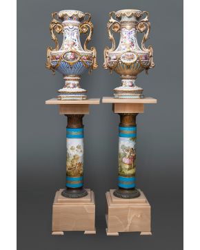 581-Gran par de jarrones sobre pareja de columnas-peana. s. XIX.