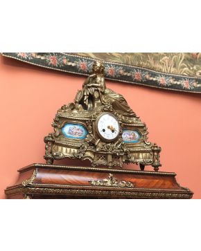 700-Reloj de sobremesa estilo Luis XV en metal dorado y aplicaciones de placas en porcelana esmaltada. Con remate de figura de dama con cítara. Numeración