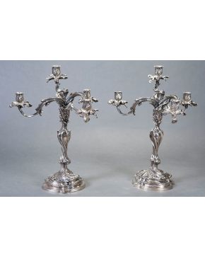 542-Importante pareja de candelabros de cuatro luces estilo Luis XV en plata maciza. Sobre base recortada con fuste. nudo y brazos ondulados a base de hoj