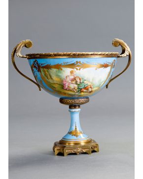 1160-Copa en porcelana centroeuropea. con monturas en bronce dorado. Posiblemente Limoges. 