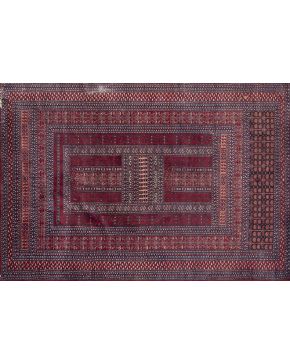 1143-Alfombra persa en lana con decoración geométrica y vegetal sobre campo granate. 