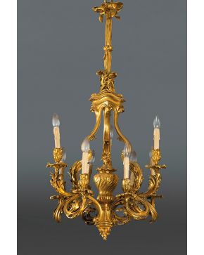 636-Exquisita lámpara estilo Luis XV en bronce dorado de 9 luces. Decoración vegetal. de rocallas y lazo.
