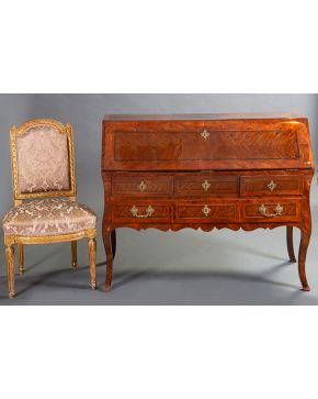 620-Lote formado por: mueble escritorio Luis XV. Francia. s. XVIII. En madera de palosanto y palorrosa. Con tapa. tapete de cuero y gavetas al interior. T