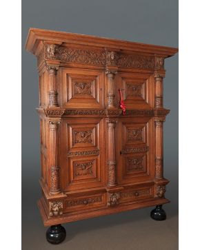 453-Gran armario estilo holandés en madera de roble tallada en su color.