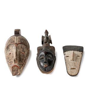165-Lote de tres máscaras africanas en madera. s. XX. Probablemente Gabón.