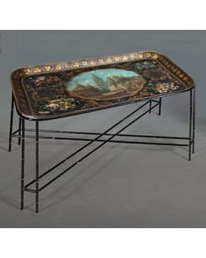 1100-Mesa-bandeja antigua en metal pintado con decoración de paisaje y flores. siglo XIX. Sobre patas de metal simulando bambú.