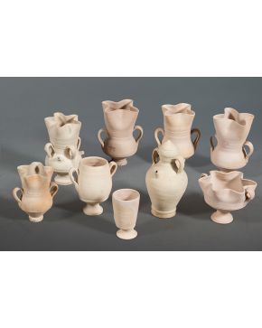 988-Nueve vasijas y botijos altas de cerámica en su color. 
