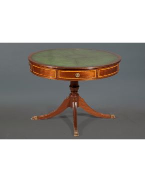 437-Mesa de tambor inglesa. con cajones en cintura. tapete en cuero verde y cuatro patas terminadas en bronce sobre garras. 