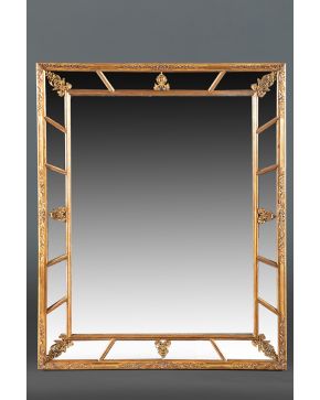 532-Espejo rectangular en madera tallada y dorada estilo Carlos X.