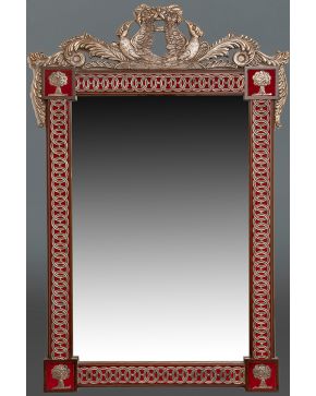 1060-Espejo rectangular en madera tallada y pintada con aplicaciones y copete en plateado con representación de aves. 