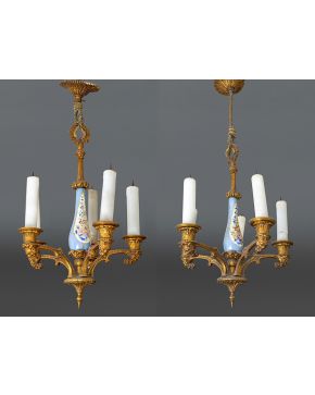 1088-Pareja de lámparas de techo de cuatro luces en bronce dorado y porcelana esmaltada con flores en las reservas.