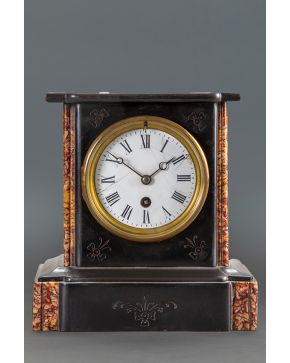 1066-Reloj de sobremesa Napoleón III. Francia. s. XIX. En mármol negro y viola. 