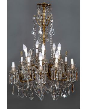 419-Gran lámpara de techo de 15 luces en bronce y cristal modelado y tallado.