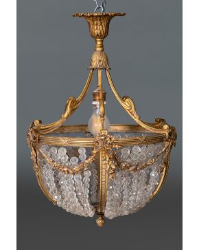 480-Aplique tipo globo estilo Luis XVI. En bronce dorado. con guirnaldas e hilos de cuentas en cristal.