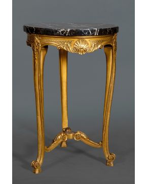 494-Mesita auxiliar estilo Luis XV en madera tallada y dorada con sobre de mármol negro veteado. s. XIX.