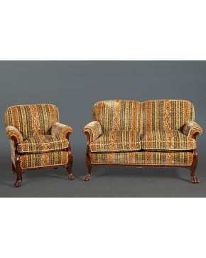 424-Conjunto estilo inglés formado por sofá de dos plazas y sillón con estructura en madera de caoba y patas en forma de garra de león. Tapicería moderna.