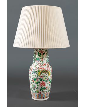 414-Jarrón chino adaptado a pie de lámpara. Con decoración de flores e insectos. Asas en forma de quimeras. Marcas en la base.