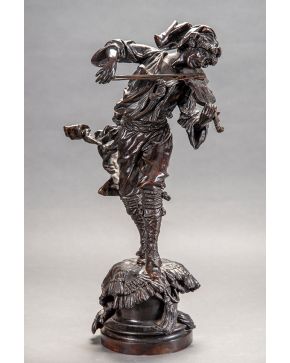 961-Escultura en bronce pavonado representando a un niño músico tocando el violín. 