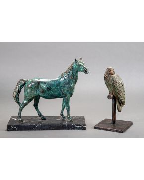 748-Lote de esculturas en bronce representando un caballo y un loro. esta última firmada. fechada Onieva 1990 y con sello de Fundición.