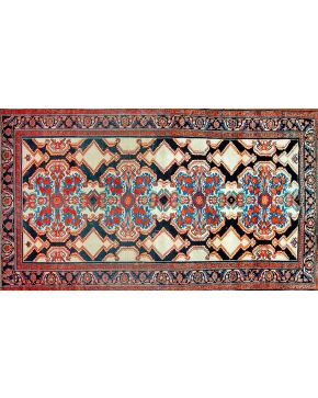 687-Elegante alfombra persa con decoración geométrica  con decoraciones florales en el carril central central sobre campo beige y cenefa en granate.