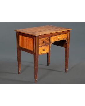 952-Mesa escritorio infantil en madera tallada. con tres cajones. Decoración de marquetería. 