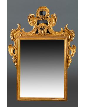 978-Espejo con marco en madera tallada y dorada. España. mediados s. XVIII.