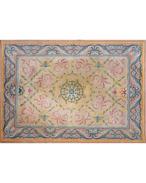 702-Alfombra en lana de nudo español de elegante diseño Savonnerie con motivos en azules y dorados sobe campo rosado. Con rosetón central y cenefa color s