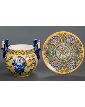 869-Lote en cerámica española formado por gran plato en cerámica de Talavera (con marcas) con representación de jinete en el centro. y macetero (consolida