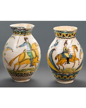 899-Lote formado por dos jarras en cerámica de Talavera. s. XIX. Con representación de soldados con motivos florales y de aves. Restauraciones. 
