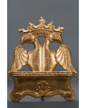 838-Atril en madera tallada y dorada. s. XVIII. Con forma de águila bicéfala. 