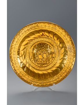 811-Plato limosnero en latón dorado. s. XVII-XVIII. Representación de Adan y Eva en el umbo. 