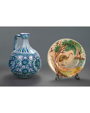 887-Lote de dos piezas en cerámica española: gran jarra de Fajalauza y plato murciano con representación de cigüeña y arquitectura. 