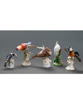 1049-Lote formado por 5 aves en porcelana centroeuropea. una de ellas violetero. Algunas con marcas. Faltas.